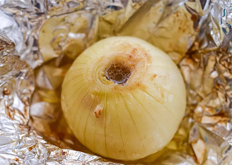  Превращаем луковицы в закуску: добавляем внутрь масло и ставим в духовку