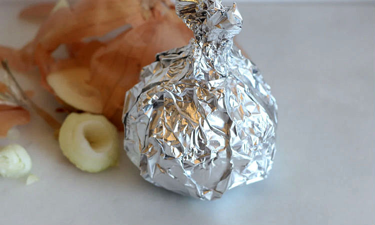  Превращаем луковицы в закуску: добавляем внутрь масло и ставим в духовку